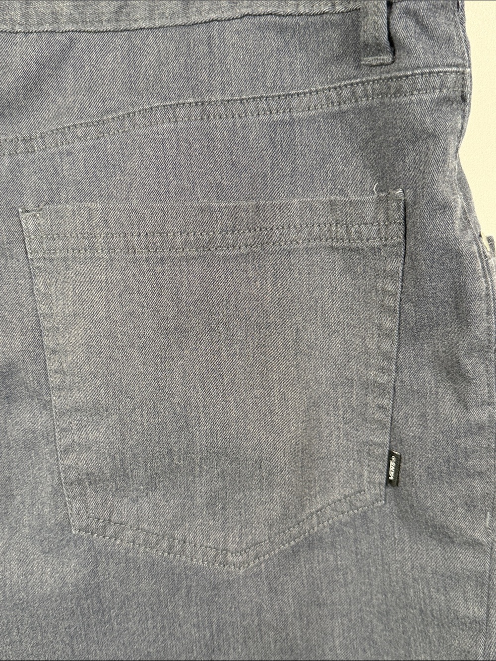 Vans Men's Charcoal Flat-Front Shorts. Size 38 Waist. Inseam 10 inches - Picture 6 of 8
